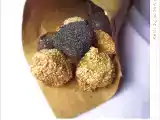 Ricetta Polpettine di pesce al sesamo, papavero blu con salsa alla senape e capperi