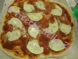 Ricetta La pizza regina: pomodori datterini e mozzarella di bufala