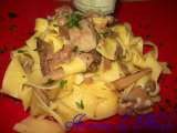 Ricetta Tagliatelle salsiccia, funghi e scaglie di tartufo