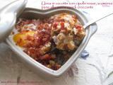 Ricetta Uova in cocotte con cipolle rosse, scamorza, pane alle noci e speck croccante