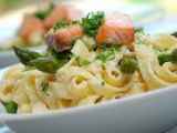 Ricetta Tagliatelle con salmone e asparagi