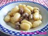 Ricetta Gnocchi con squacquerone, pecorino e salsiccia