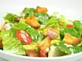 Ricetta Insalata di lattuga, pancetta e pomodori con crema all'aglio