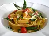 Ricetta Fettuccine all' uovo con con asparagi, datterini e cipollotto fresco