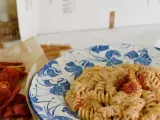 Ricetta Fusilli di farro alla crema di squacquerone, pesto di pomodori secchi e noci tostate