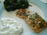 Ricetta Salmone al forno con salsa yogurt e spinaci saltati al burro salato