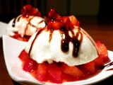 Ricetta Semifreddo di caprino con fragole e aceto balsamico