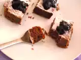 Ricetta Torta tenerina con composta di mirtilli neri