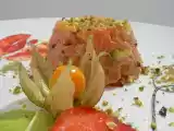 Ricetta Tartare di salmone, avocado, fisalis e fragole con la granella di pistacchi