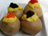 Ricetta Uova strapazzate in nidi di patatine novelle con uova di pesce