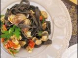 Ricetta Tagliatelle al nero di seppia con vongole pomodorini e rucola