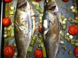 Ricetta Branzino al forno con erbe aromatiche e verdure di primavera