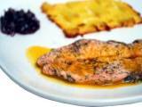 Ricetta Scaloppine di salmone al profumo di arancia con marmellata di cipolle e griglia di patate