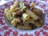 Tortiglioni con pesto di zucchine e speck