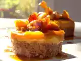 Ricetta Tortino alla cannella con crema all'albicocca e pesche caramellate
