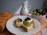 Ricetta Bruschetta formaggio di capra e uva