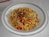 Ricetta Fusilloni ai peperoni, con tonno, capperi e pinoli