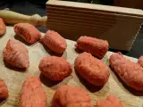 Ricetta Gnocchi di rapa rossa con granella di nocciola su fonduta di parmigiano