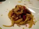 Ricetta Bucatini con alici pomodorini confit e mollica di pane