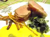 Ricetta Filetto di maiale in salsa di carote, con carote fritte, piselli e biete brasate.