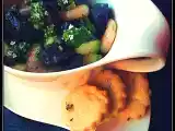 Ricetta Patate viola, avocado e mazzancolle con pesto aromatico e crackers al timo