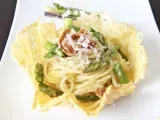 Ricetta Carbonara e asparagi su cestino di parmigiano