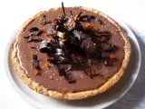 Ricetta Crostata alle mandorle con fascia bicolore, scorza d' arancia e riccioli di cioccolato