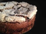 Ricetta Torta fondente al cioccolato e meringa alla nocciola