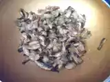 Ricetta Tagliatelle alla carruba con funghi panna e speck croccante