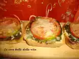 Ricetta Crostoni di pane con pesto e pomodoro