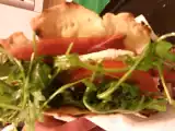 Ricetta Piadina romagnola classica con prosciutto crudo, mozzarella, pomodori e rucola