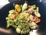 Ricetta Insalata di pasta integrale con pesce e pesto