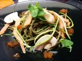 Ricetta Spaghetti alla spirulina con salmone affumicato, funghi e zucchine crudi