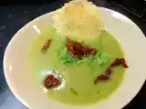 Ricetta Vellutata di sedano e piselli profumata allo zenzero con cialda di grana e pomodori secchi