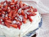 Ricetta Pavlova alle fragole, la golosissima torta di meringa