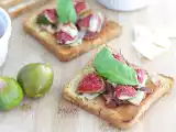 Ricetta Crostino di pancarré con fichi, parmigiano e prosciutto crudo