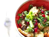Ricetta Cavolfiore al forno in insalata con nocciole tostate, sedano e chicchi di melograno