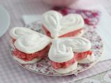 Ricetta Cuori di meringa con gelato alla fragola