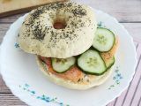 Ricetta Bagel al salmone, cetriolo e formaggio fresco