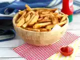 Ricetta Patatine fritte fatte in casa, il segreto per renderle croccanti e gustose!