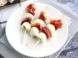 Ricetta Spiedini aperitivo - mozzarella, prosciutto crudo e pomodori secchi