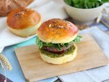 Ricetta Hamburger all'italiana: pesto, pomodori secchi e mozzarella