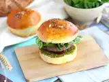 Ricetta Hamburger all'italiana: pesto, pomodori secchi e mozzarella
