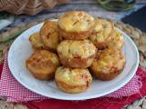 Muffin salati con tonno, pomodoro e feta