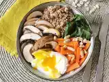 Ricetta Buddha bowl vegetariano con grano saraceno tostato, verdure e uovo in camicia