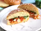 Ricetta Panino gourmet con pollo marinato, coleslaw e pomodori