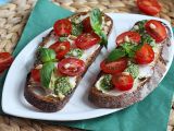 Ricetta Bruschette con formaggio fresco, pesto, pinoli e pomodorini