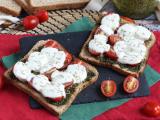 Ricetta Crostini con pesto, pomodorini e mozzarella