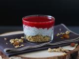 Ricetta Verrine di pudding di chia al latte di cocco, lamponi e granola