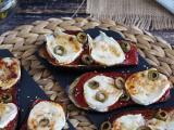 Bruschette di melanzane con salsa di pomodoro e formaggio